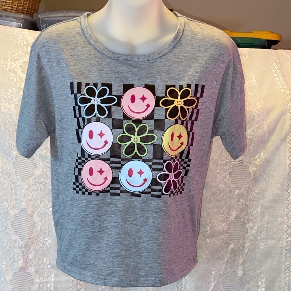 🥰Gray Kids Shirt with Smiley Flower Design 10Y